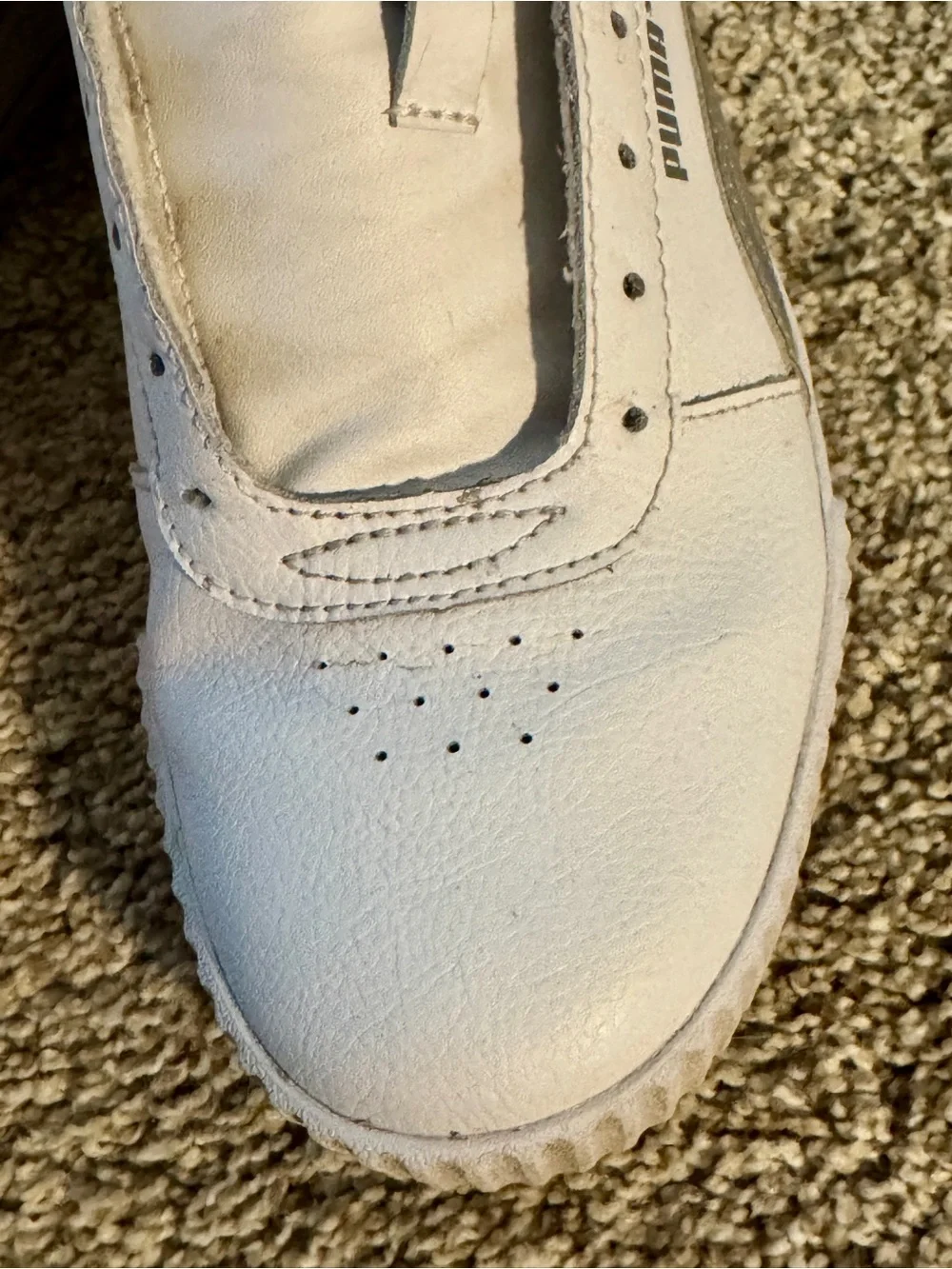 VGUC Puma Carina White Leather Silver/Iridescent Sneakers/Tennis Shoes, Size 9